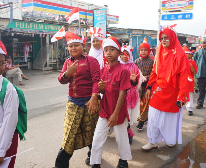 "Keceriaan siswa MI Raudlatul Qur’an Batam dalam pawai kemerdekaan! 🇮🇩 ✨ "Keceriaan siswa MI Raudlatul Qur’an Batam dalam pawai kemerdekaan! 🇮🇩 ✨