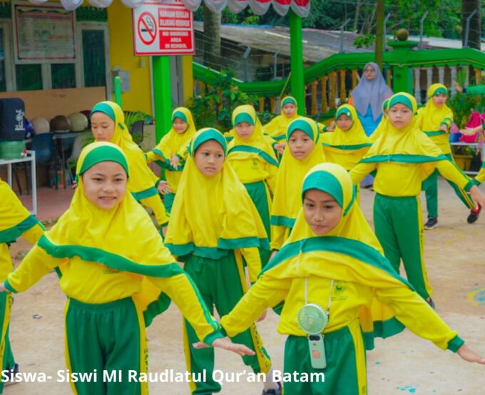 Anak-Anak MI Raudlatul Qur’an Batam Semangat Ikuti Senam Pagi Anak-Anak MI Raudlatul Qur’an Batam Semangat Ikuti Senam Pagi