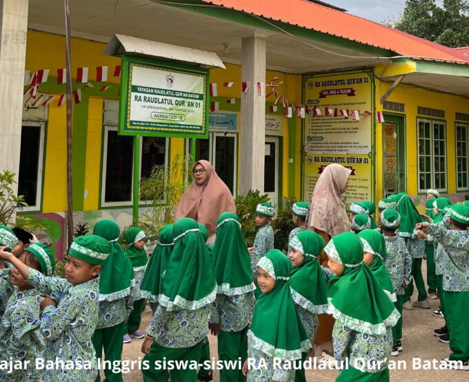 Antusias Belajar Bahasa Inggris siswa-siswi RA Raudlatul Qur’an Batam 01 Antusias Belajar Bahasa Inggris siswa-siswi RA Raudlatul Qur’an Batam 01