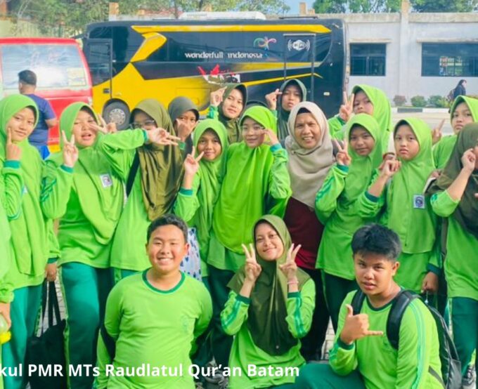 Anggota Ekskul PMR MTs Raudlatul Qur'an Batam mengikuti kegiatan masa orientasi anggota baru PMR (MOP) wilayah I Kota Batam. Anggota Ekskul PMR MTs Raudlatul Qur'an Batam mengikuti kegiatan masa orientasi anggota baru PMR (MOP) wilayah I Kota Batam.