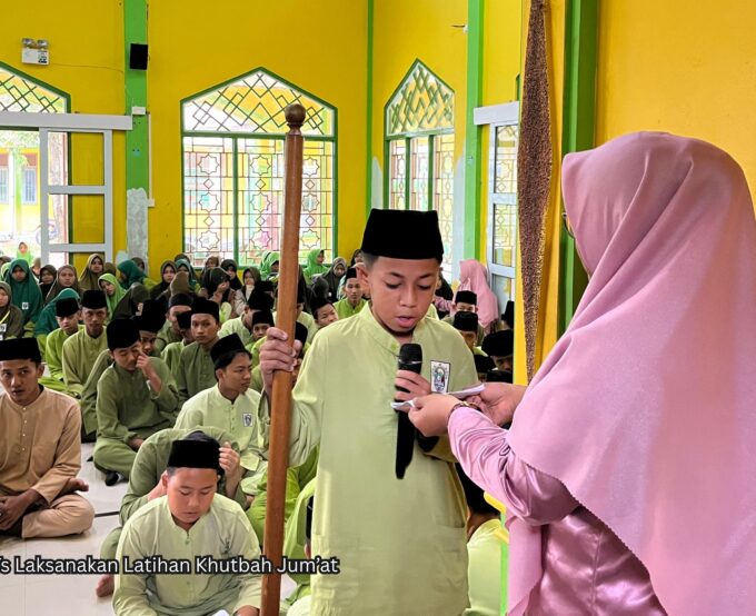 Siswa MTs Laksanakan Latihan Khutbah Jum’at Siswa MTs Laksanakan Latihan Khutbah Jum’at