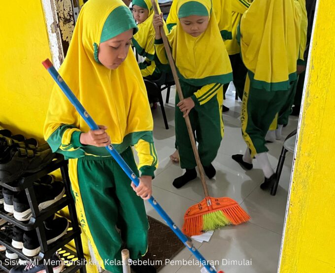 Kebiasaan Siswa MI  Membersihkan Kelas Sebelum Pembelajaran Dimulai Kebiasaan Siswa MI  Membersihkan Kelas Sebelum Pembelajaran Dimulai