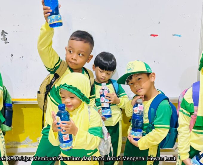 Kreatif! Anak RA Belajar Membuat Akuarium dari Botol untuk Mengenal Hewan Laut Kreatif! Anak RA Belajar Membuat Akuarium dari Botol untuk Mengenal Hewan Laut