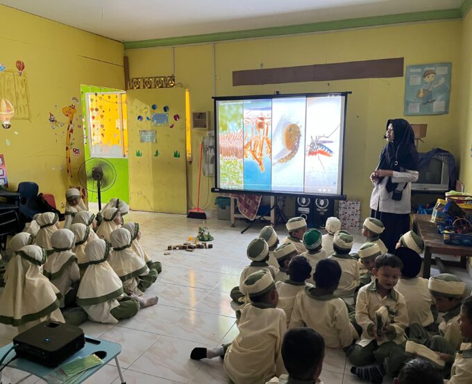 Dari Telur Hingga Terbang: Siswa RA Raudlatul Qur’an Batam Pelajari Metamorfosis Nyamuk Dari Telur Hingga Terbang: Siswa RA Raudlatul Qur’an Batam Pelajari Metamorfosis Nyamuk