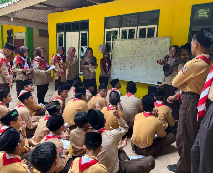 Pramuka MTs Raudlatul Qur’an Batam Belajar Sandi Kotak Bersama Guru Pembina Pramuka MTs Raudlatul Qur’an Batam Belajar Sandi Kotak Bersama Guru Pembina