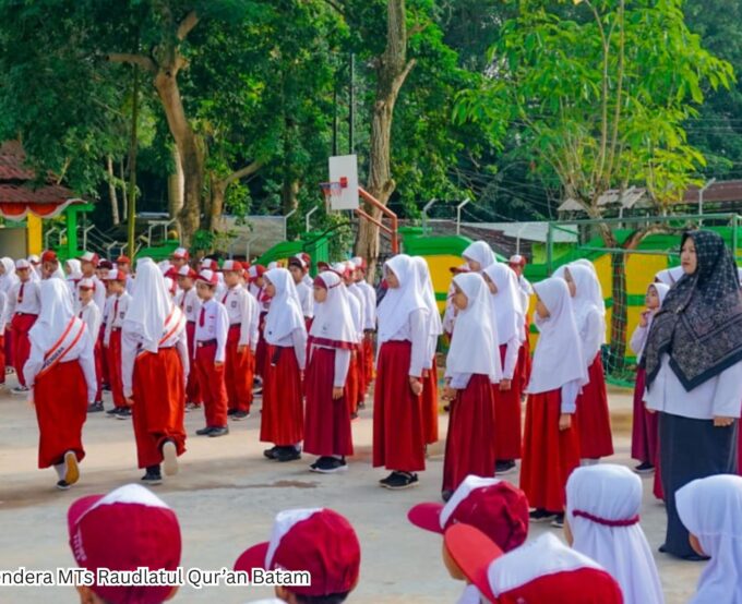 Upacara Bendera MI Raudlatul Qur’an Batam Upacara Bendera MI Raudlatul Qur’an Batam
