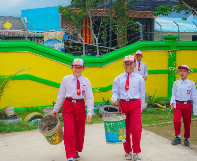 “Kebersihan Sebagian dari Iman: Siswa MI Raudlatul Qur’an Batam Tanamkan Budaya Hidup Bersih” “Kebersihan Sebagian dari Iman: Siswa MI Raudlatul Qur’an Batam Tanamkan Budaya Hidup Bersih”