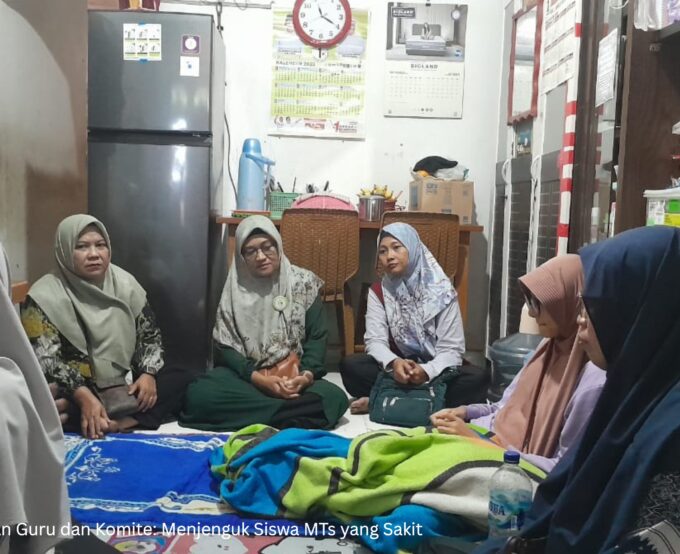 Kepedulian Guru dan Komite: Menjenguk Siswa MTs yang Sakit Kepedulian Guru dan Komite: Menjenguk Siswa MTs yang Sakit