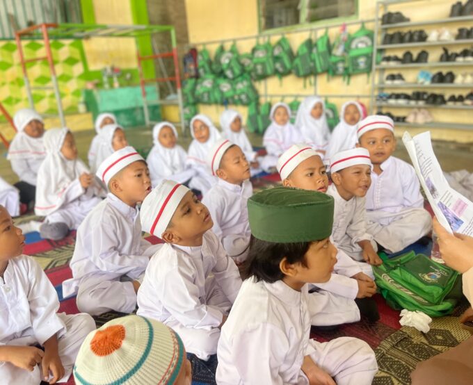 Menanam Nilai Iman Sejak Dini: Anak-Anak Belajar dengan Cinta dan Ceria Menanam Nilai Iman Sejak Dini: Anak-Anak Belajar dengan Cinta dan Ceria