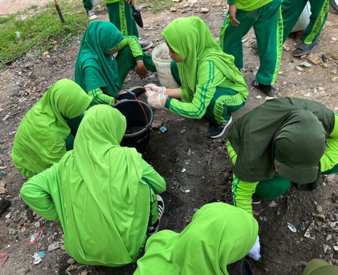 Gotong Royong dan Cinta Lingkungan: Semangat Siswa MTs Raudlatul Qur’an Batam dalam Menanam Kebaikan