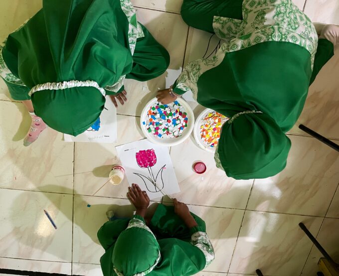 Belajar Kreatif dan Ceria: Anak-Anak Asah Motorik Halus Lewat Karya Seni Mozaik Belajar Kreatif dan Ceria: Anak-Anak Asah Motorik Halus Lewat Karya Seni Mozaik