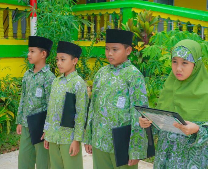 Menumbuhkan Rasa Percaya Diri dan Tanggung Jawab Lewat Kegiatan Upacara di MI Raudlatul Qur’an Menumbuhkan Rasa Percaya Diri dan Tanggung Jawab Lewat Kegiatan Upacara di MI Raudlatul Qur’an
