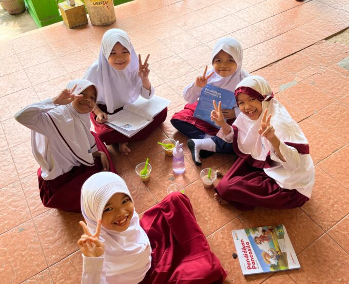 Kebersamaan yang Mendidik: Makan dan Belajar Bersama di MI Raudlatul Qur’an Batam Kebersamaan yang Mendidik: Makan dan Belajar Bersama di MI Raudlatul Qur’an Batam