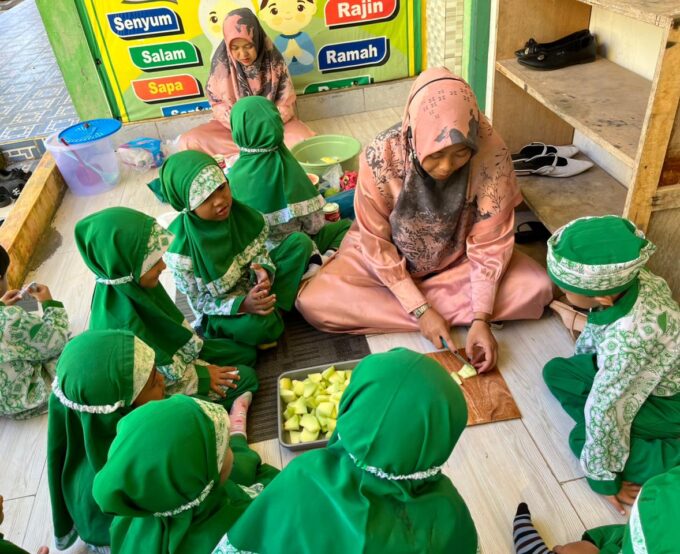 Cooking Class: Anak RA Raudlatul Qur’an 01 Belajar Seru Membuat Olahan Buah Cooking Class: Anak RA Raudlatul Qur’an 01 Belajar Seru Membuat Olahan Buah
