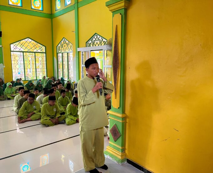 Latihan Khutbah Jum’at di MTs Raudlatul Qur’an Batam  Melatih Keberanian dan Kepemimpinan Generasi Muda Islam