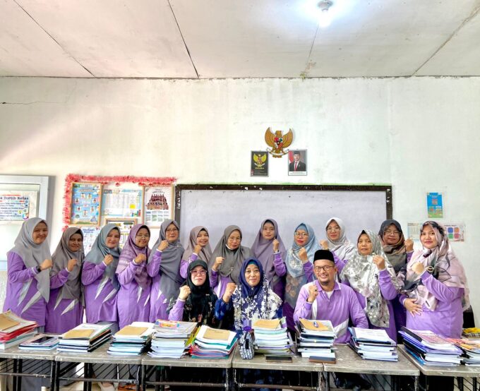 Supervisi Administrasi Guru MI Raudlatul Qur’an Batam  Bersama Pengawas Kemenag Hj. Muniroh, M.Pd. Supervisi Administrasi Guru MI Raudlatul Qur’an Batam  Bersama Pengawas Kemenag Hj. Muniroh, M.Pd.