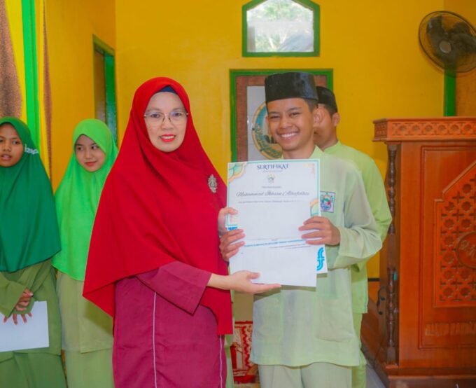Pemberian Piagam dan Apresiasi Partisipan OMI di MTs Raudlatul Qur’an Batam Pemberian Piagam dan Apresiasi Partisipan OMI di MTs Raudlatul Qur’an Batam