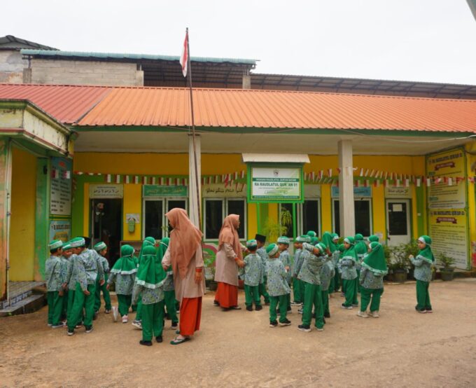 Menumbuhkan Kemandirian dan Kebersamaan Sejak Dini Menumbuhkan Kemandirian dan Kebersamaan Sejak Dini