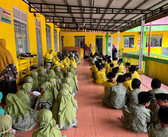 Belajar Kosakata Bahasa Inggris dengan Ceria di MI Raudlatul Qur’an Batam Belajar Kosakata Bahasa Inggris dengan Ceria di MI Raudlatul Qur’an Batam