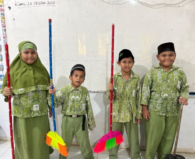 Menanamkan Nilai Kebersihan Sejak Dini di MI Raudlatul Qur’an Batam Menanamkan Nilai Kebersihan Sejak Dini di MI Raudlatul Qur’an Batam