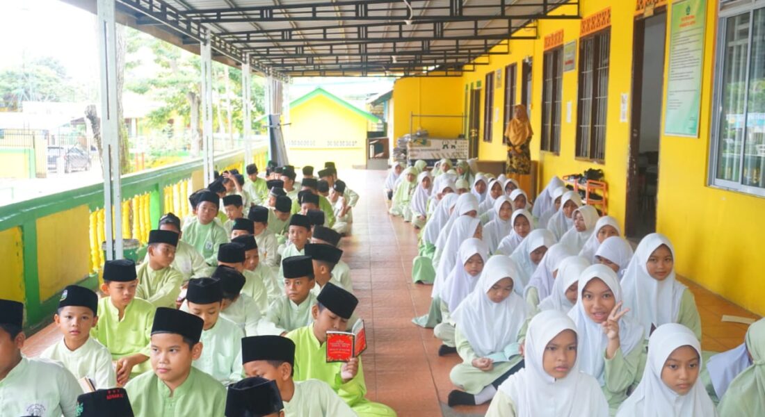 Siswa-siswi MI Raudlatul Qur’an Batam mengikuti kegiatan tadarus pagi bersama guru pembimbing di lingkungan madrasah.
