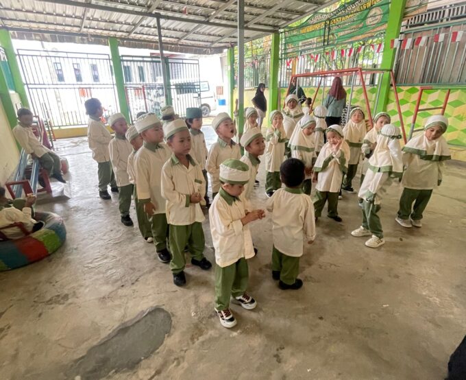 Melatih Disiplin Sejak Dini: Kegiatan Berbaris Sebelum Kelas di RA Raudlatul Qur’an 2 Sagulung Batam Melatih Disiplin Sejak Dini: Kegiatan Berbaris Sebelum Kelas di RA Raudlatul Qur’an 2 Sagulung Batam