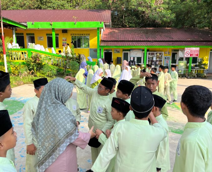 Pengecekan Kuku dan Rambut: Bentuk Pembiasaan Hidup Bersih di MI Raudlatul Qur’an Batam