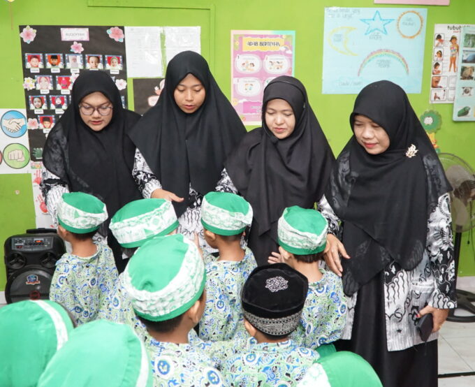 Kegiatan Peringatan Hari Guru Bersama Peserta Didik dan Guru di RA Raudlatul Qur'an 01