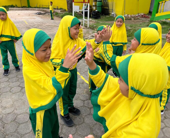 Pendidikan Dasar yang Kokoh, Berkarakter Qur’ani, dan Diperkuat Program Baru : English for School