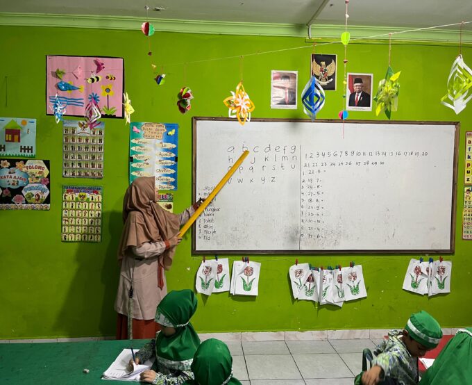 Belajar Menulis dan Membaca di Kelas Hijau RA Raudlatul Qur’an 01 Batam