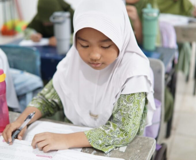 Pentingnya Belajar Bahasa Inggris Sejak Dini: MI Raudlatul Qur’an Batam Hadir dengan Program Baru “English For School”