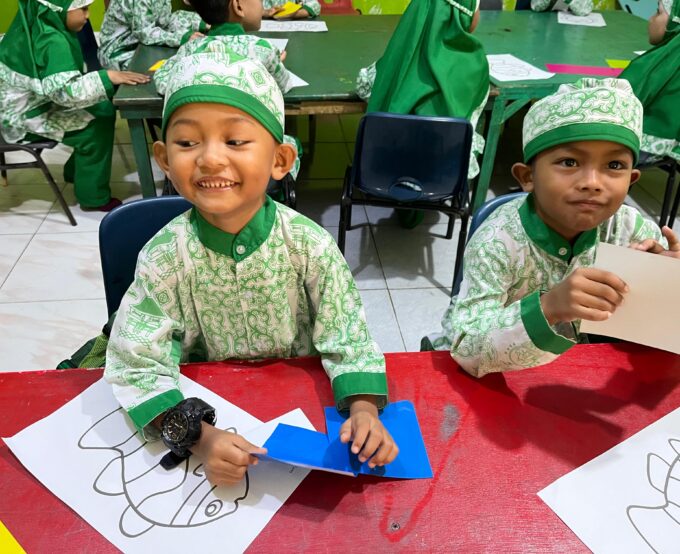 Mengasah Kreativitas dan Motorik Halus Melalui Kegiatan Seni Potong-Tempel