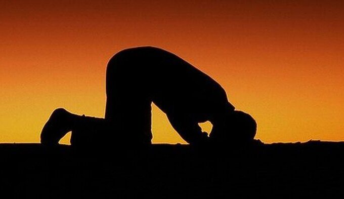 Khutbah Jumat: Sifat Qanaah, Menjaga Hati dari Keserakahan