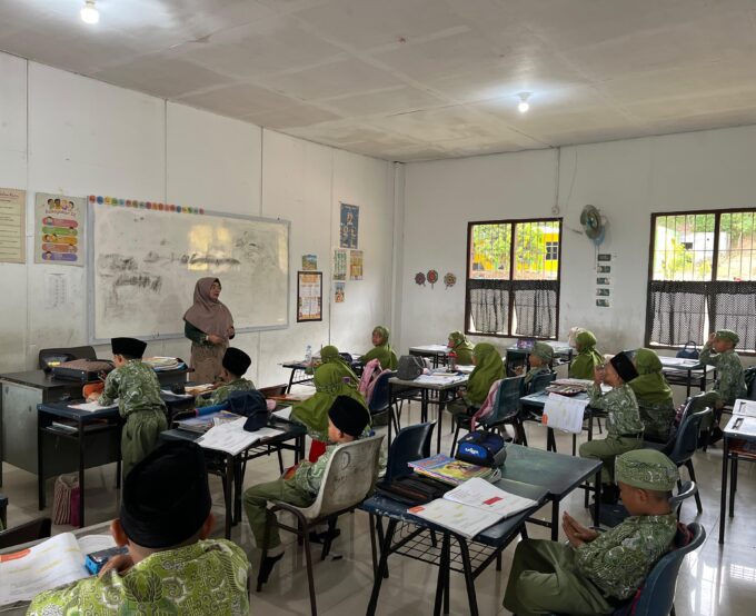 Mengintip Kelas Masa Depan: Bagaimana Teknologi Sederhana Mengubah Cara Belajar Siswa di MI Raudlatul Qur’an Batam