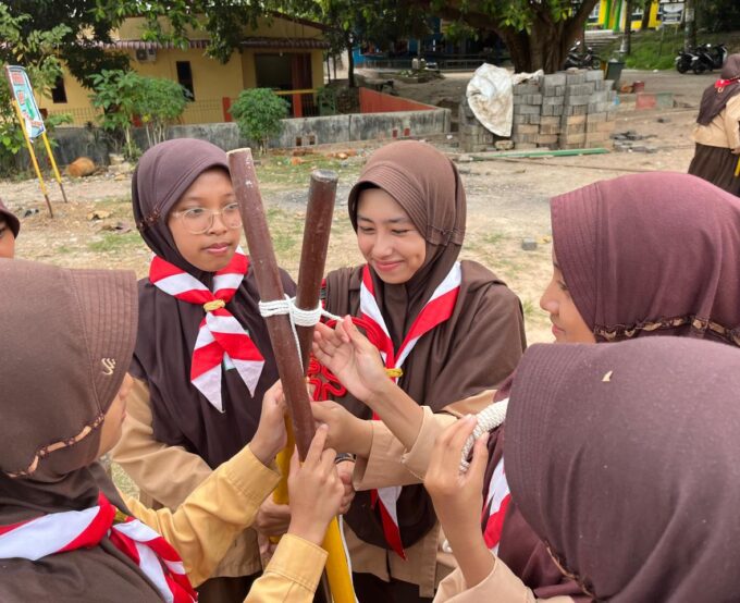 Semangat Kebersamaan dan Kepemimpinan Siswa MTs Raudlatul Qur’an dalam Kegiatan Kepramukaan