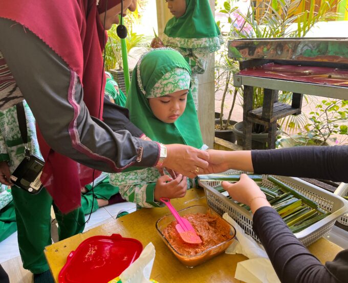 Pengenalan Makanan Khas Daerah: Otak-Otak  Kegiatan Edukatif RA Raudlatul Qur’an 01 Batam