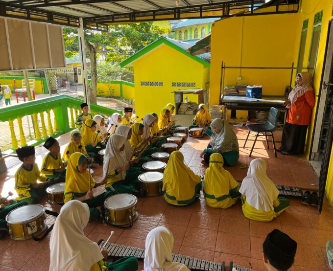 Semangat dan Kekompakan Siswa MI Raudlatul Qur’an dalam Ekstrakurikuler Marching Band