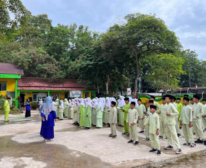 Kegiatan Rutin MI Raudlatul Qur’an Batam: Jumat Pagi Bersama Asmaul Husna, Menanamkan Cinta Allah Sejak Dini