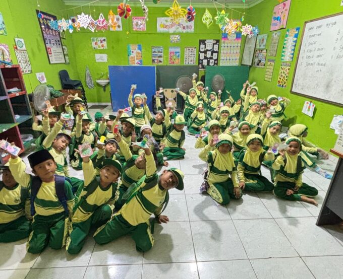Semarak Ramadhan: Anak-Anak RA Raudlatul Qur’an 01 Batam Membuat dan Mewarnai Sajadah