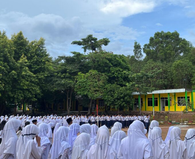 Upacara Bendera MTs Raudlatul Qur’an Batam Tanamkan Disiplin dan Keselamatan Berkendara Sejak Dini