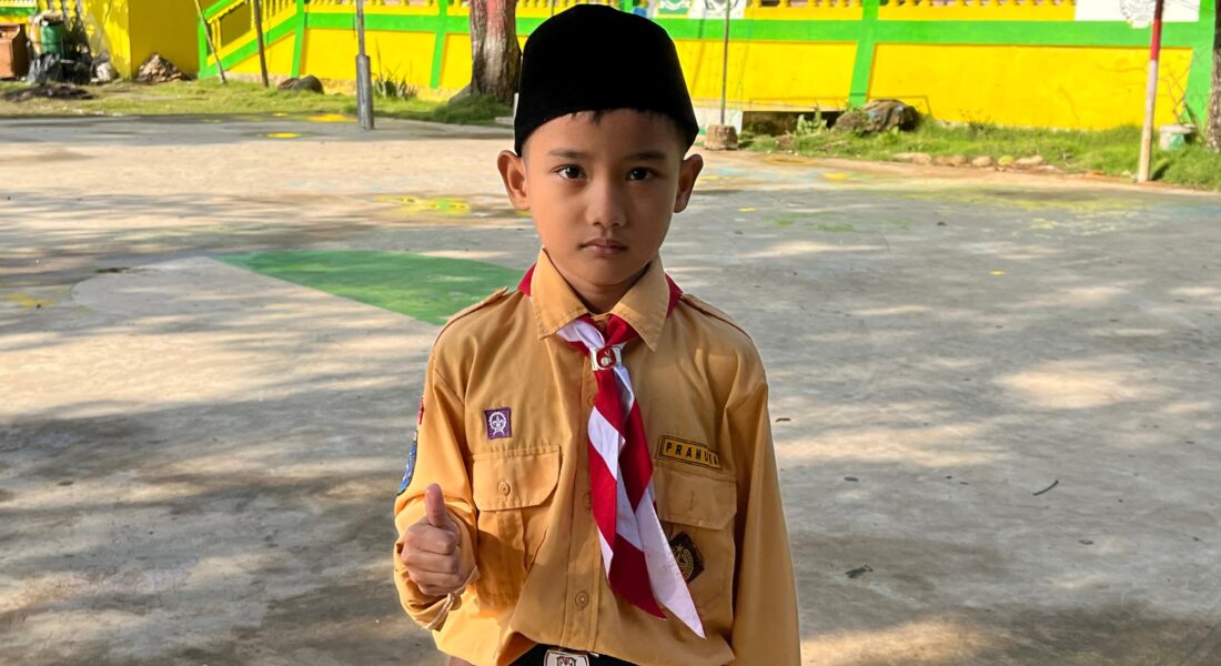 Potret siswa MI Raudlatul Qur’an Batam dalam balutan seragam pramuka yang mencerminkan semangat, kerapian, dan karakter positif.