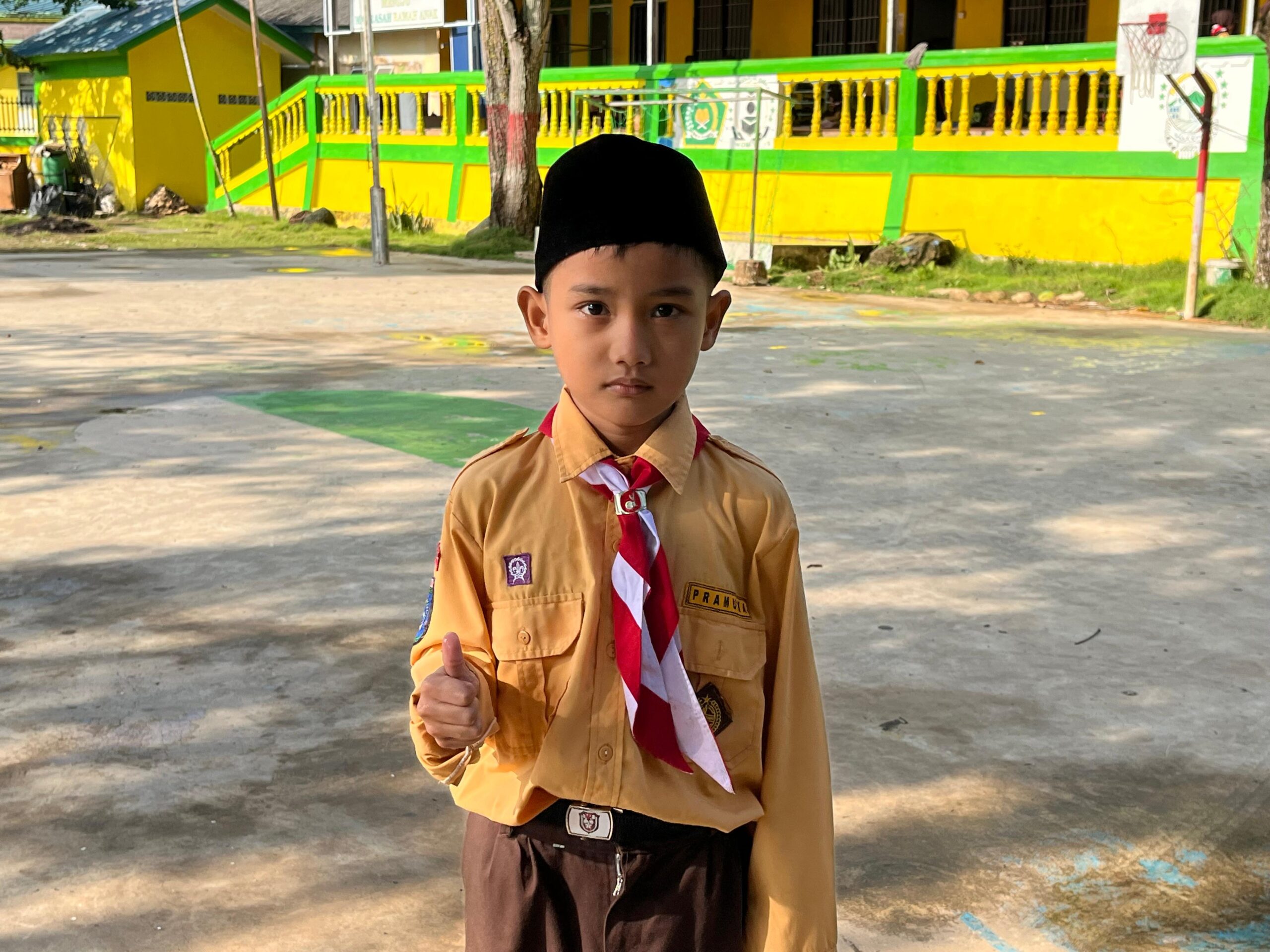 Potret siswa MI Raudlatul Qur’an Batam dalam balutan seragam pramuka yang mencerminkan semangat, kerapian, dan karakter positif.