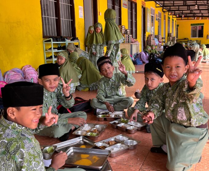 Kebersamaan dan Keceriaan Siswa MI Raudlatul Qur’an Batam dalam Kegiatan Makan Bersama