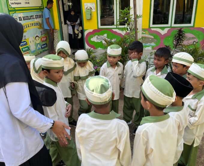 Menanamkan Kebersihan Sejak Dini, RA Raudlatul Qur’an 01 Batam Laksanakan Pengecekan Kuku Siswa