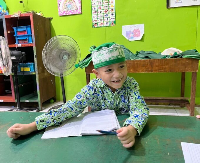 Metode Unik RA Raudlatul Qur’an 01 Batam dalam Mengajarkan Anak Menulis Sejak Dini