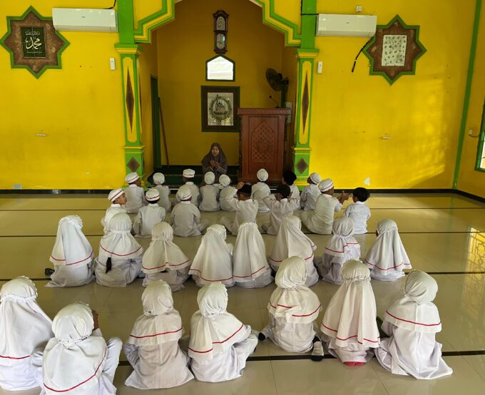 Penanaman Nilai-Nilai Ubudiyyah Sejak Dini di RA Raudlatul Qur'an 01 Batam