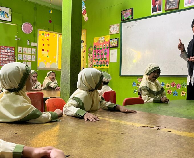 “Membangun Ikatan Guru dan Murid Sejak Dini untuk Menumbuhkan Karakter Anak yang Cerdas, Santun, dan Penuh Kasih Sayang”