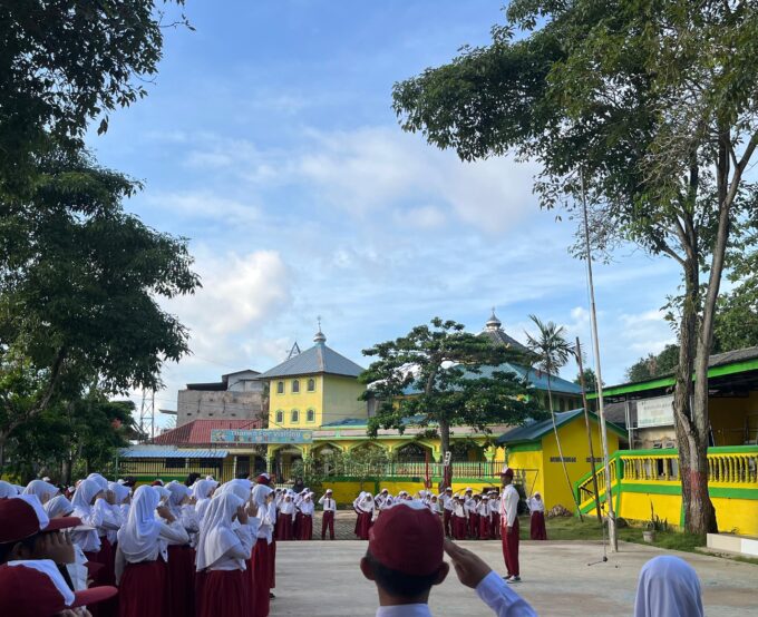 Pentingnya Kedisiplinan Saat Upacara bagi Anak Menurut Nilai Islam