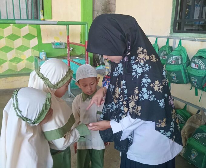 Pemeriksaan Kuku Siswa RA Raudlatul Qur'an 2 Sagulung