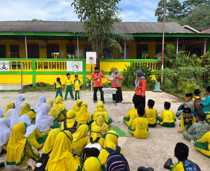 MI Raudlatul Qur'an Batam Umumkan Pemenang Class Meeting dan Bagikan Hadiah kepada Siswa Berprestasi